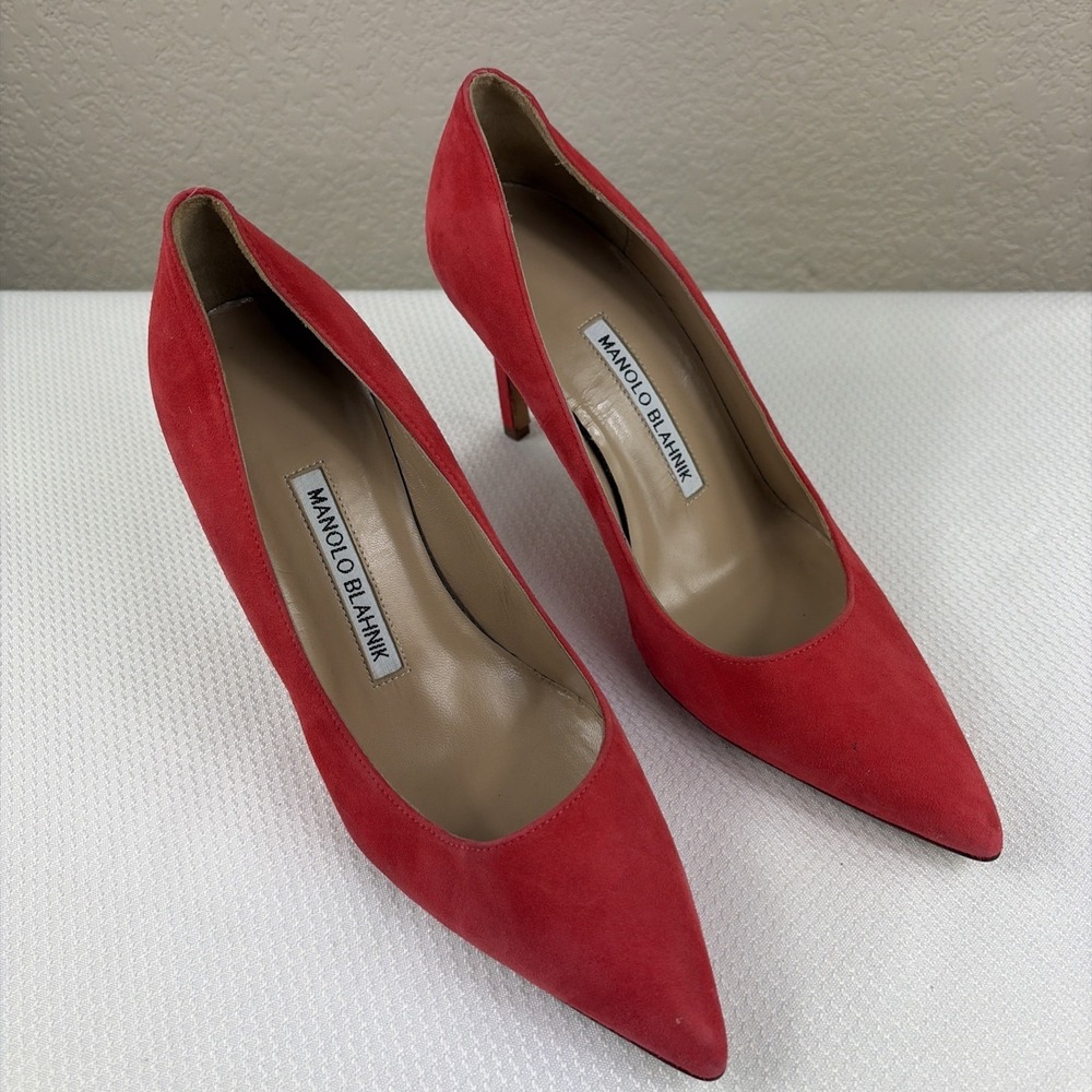 Manolo‎ Blahnik BB Pointed Toe Pumps in Coral Suede 35.5